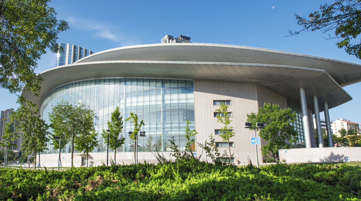 白天走在街上,太阳也不那么毒辣,凉快得让人想哼个小曲