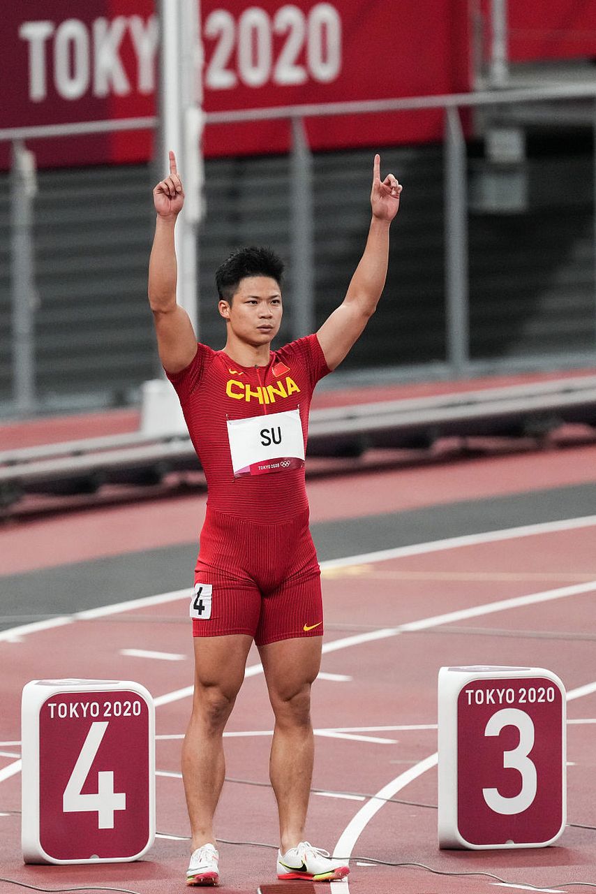 苏炳添是中国田径的璀璨明星,以出色的短跑成绩和竞技实力备受瞩目.