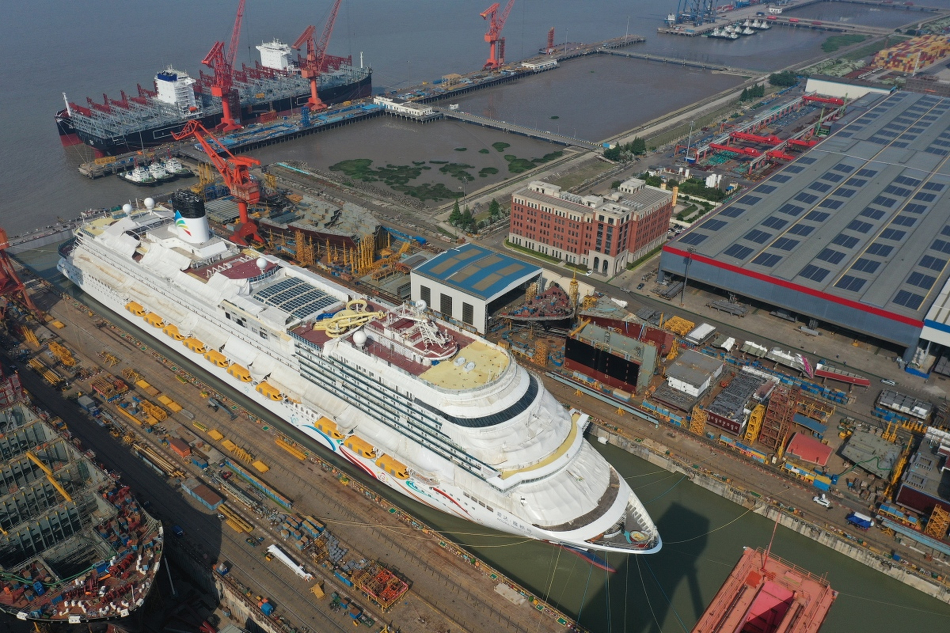 中国船舶集团,将成为全球唯一集航空母舰,大型lng运输船和大型邮轮