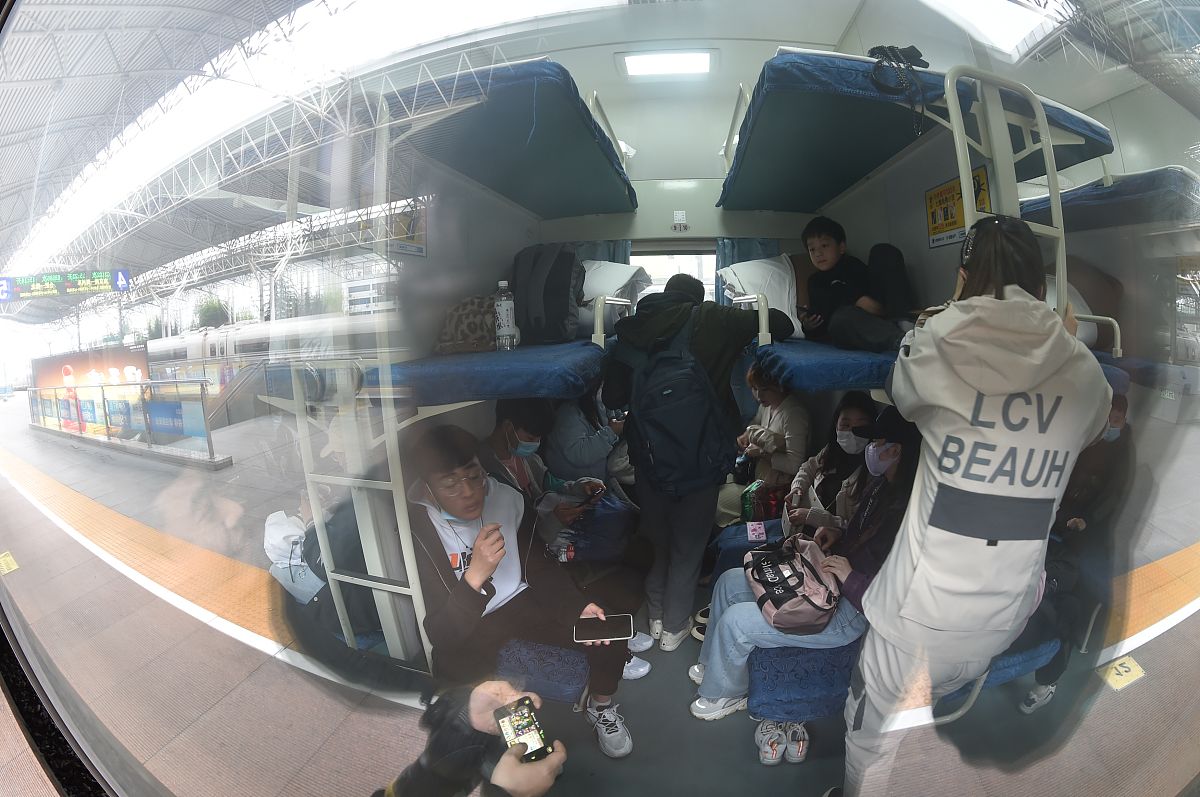 太危险了!孩子从火车卧铺三层摔成"对折",卧铺有必要三层吗