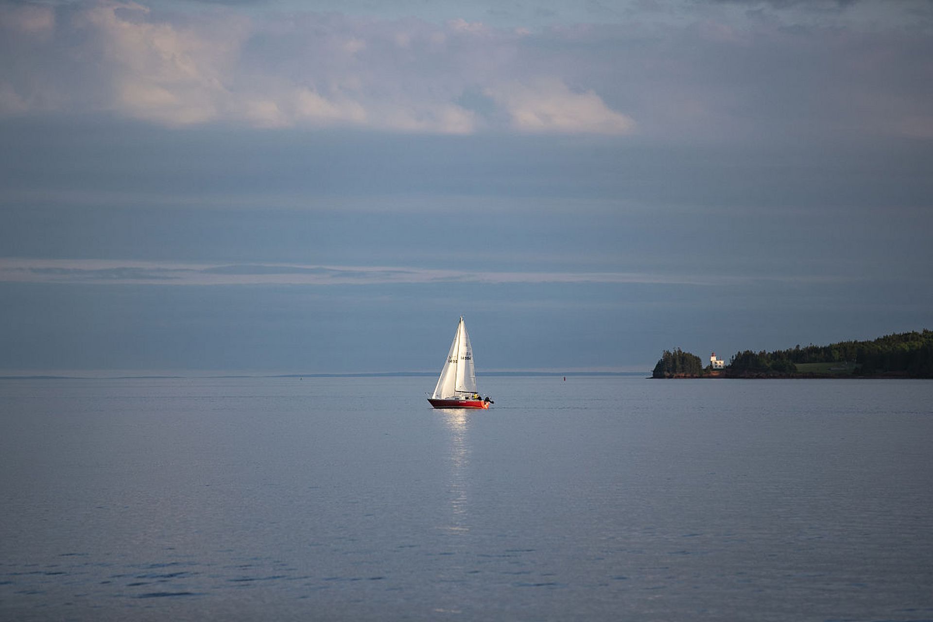 窗外众星伴月 请您对下联 #对联# #诗词对联#  下联1:江上孤帆远影