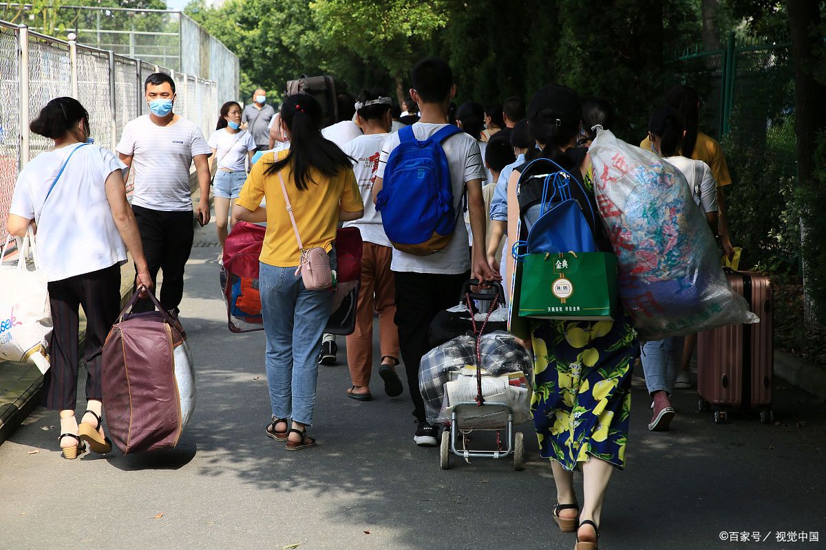 学生放学回家路上图片