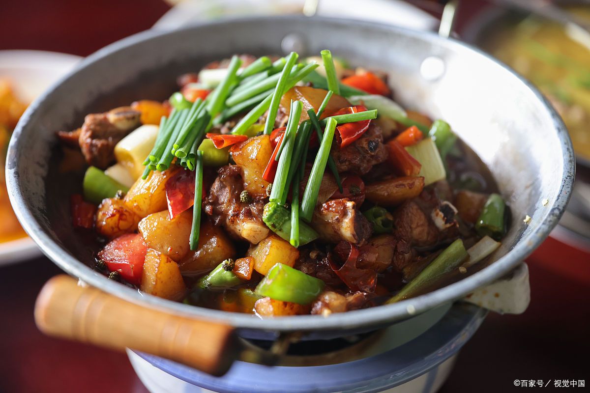 每当谈及重庆的美食,我的脑海中总会浮现出那醇香四溢的干锅鸡.