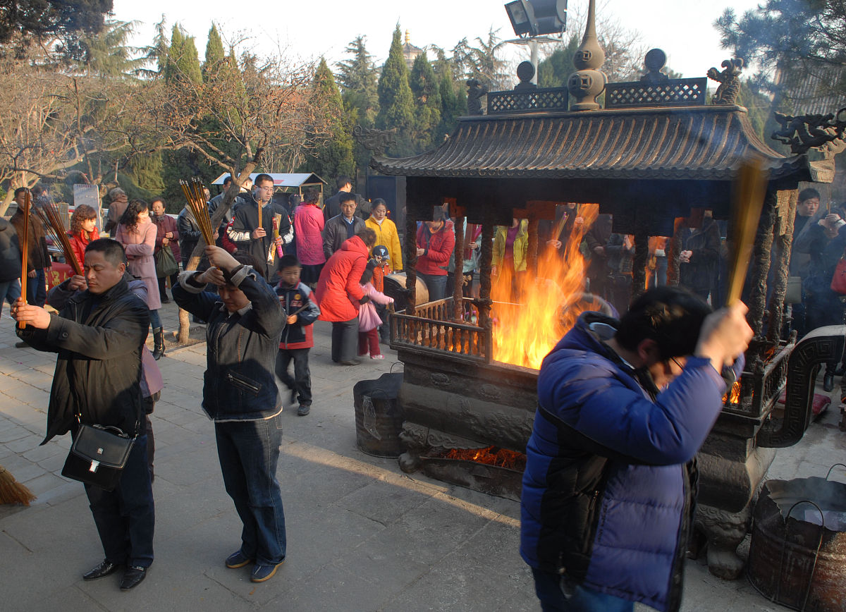 短视频创作者,我们今天来聊一聊年轻人为什么选择"上香"而不是"上进"