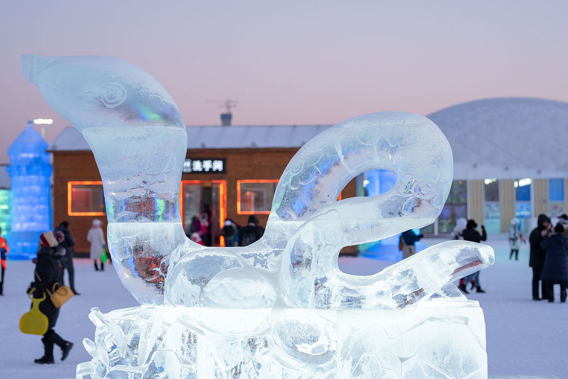 哈尔滨冰雕展是冬季梦幻之旅的最佳选择,集冰雕,雪雕,冰灯等多种艺术