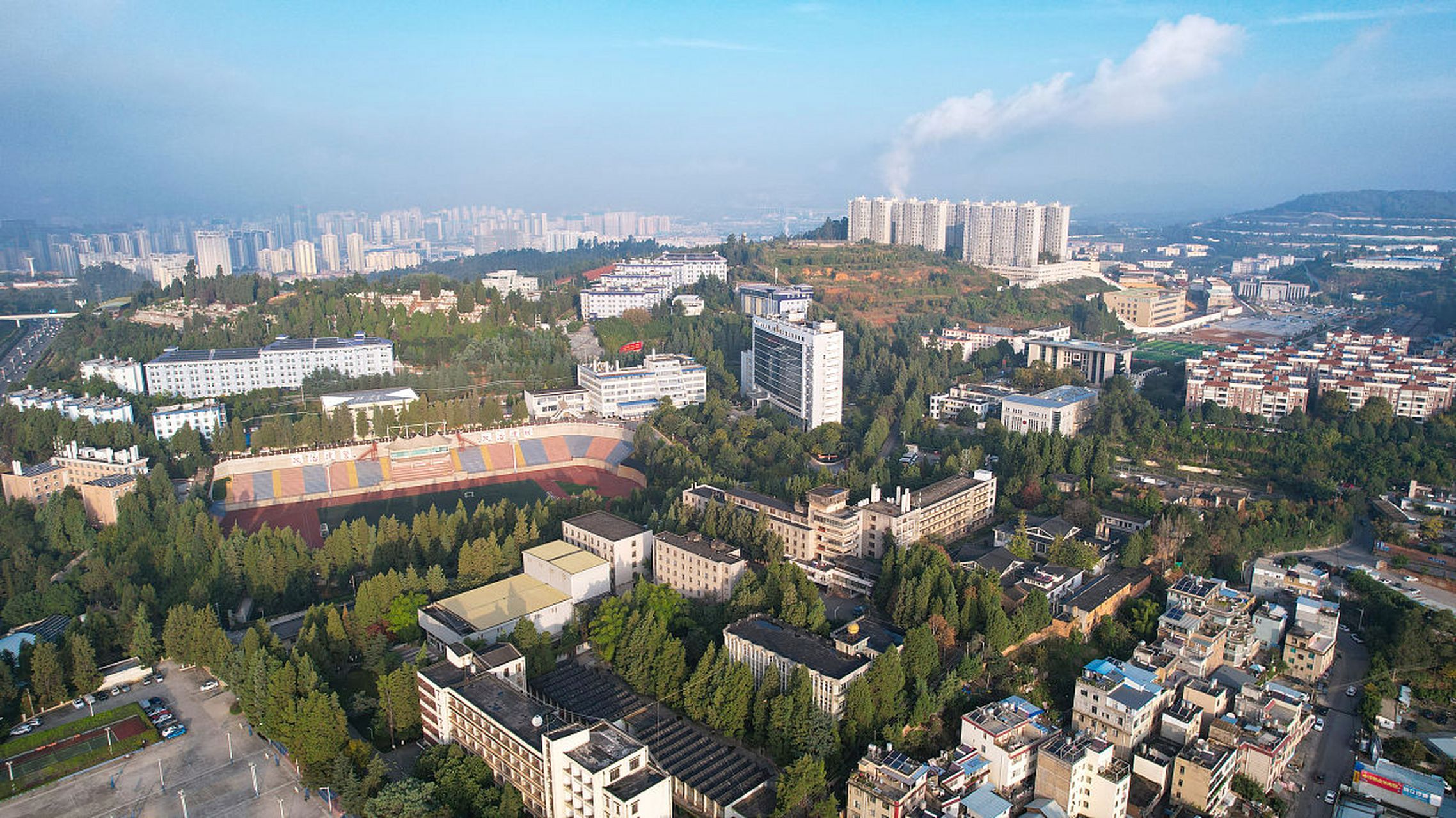 邻居家的孩子读的云南警官学院,前两天放寒假从学校回来,穿了一身警服