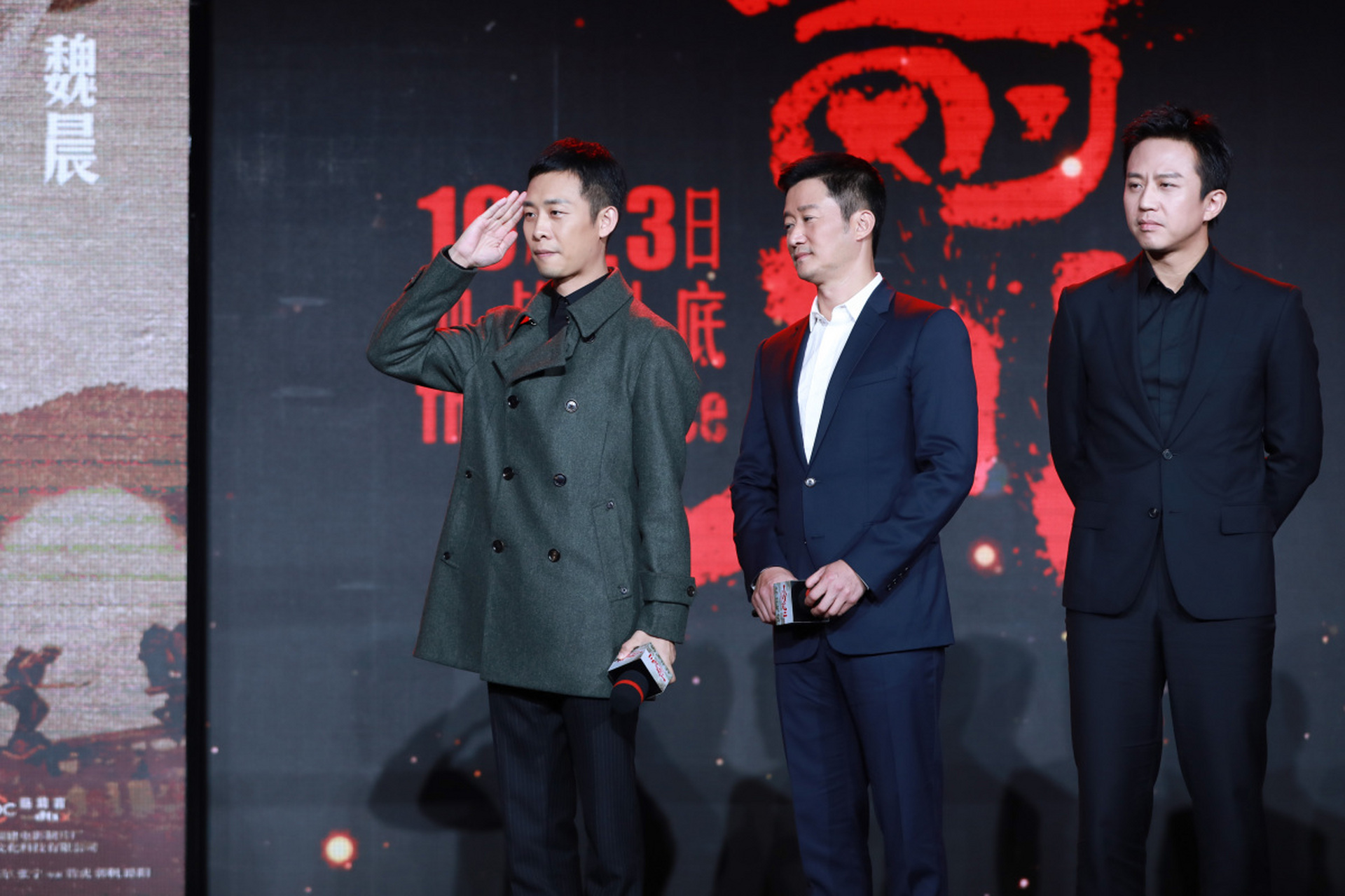 张译和吴京比爱心,你们见过吗?你还别说,还真挺可爱[捂脸]!