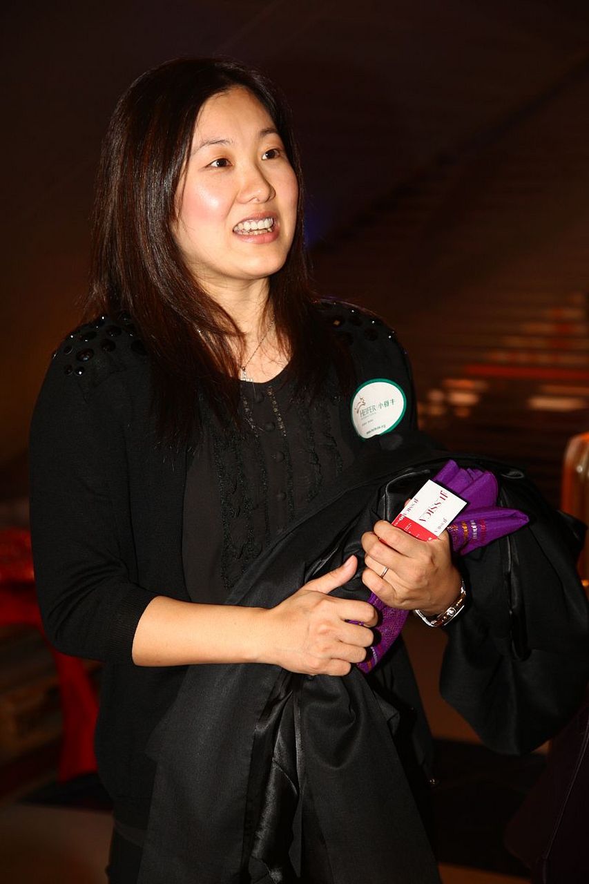 53岁张凤妮变化大,嫁与小7岁富豪老公,定居马来多年,三个女儿长相不一