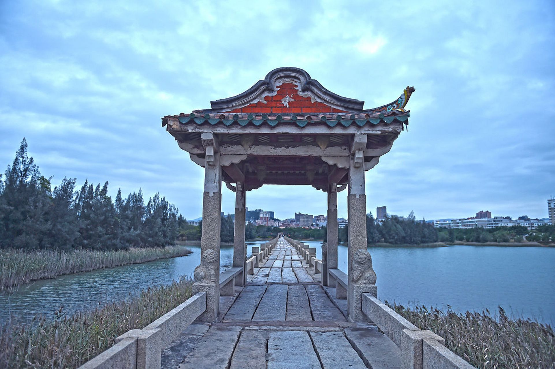 安平桥——中国现存古代最长的连梁式石板平桥  安平桥横跨于福建省音