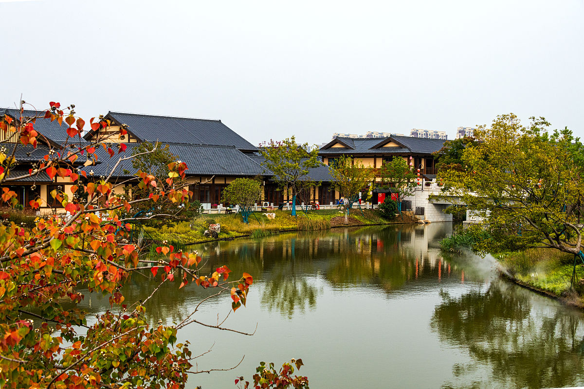 木兰水镇旅游景区坐落于武汉市黄陂区王家河街道以南,位于滠水河与长