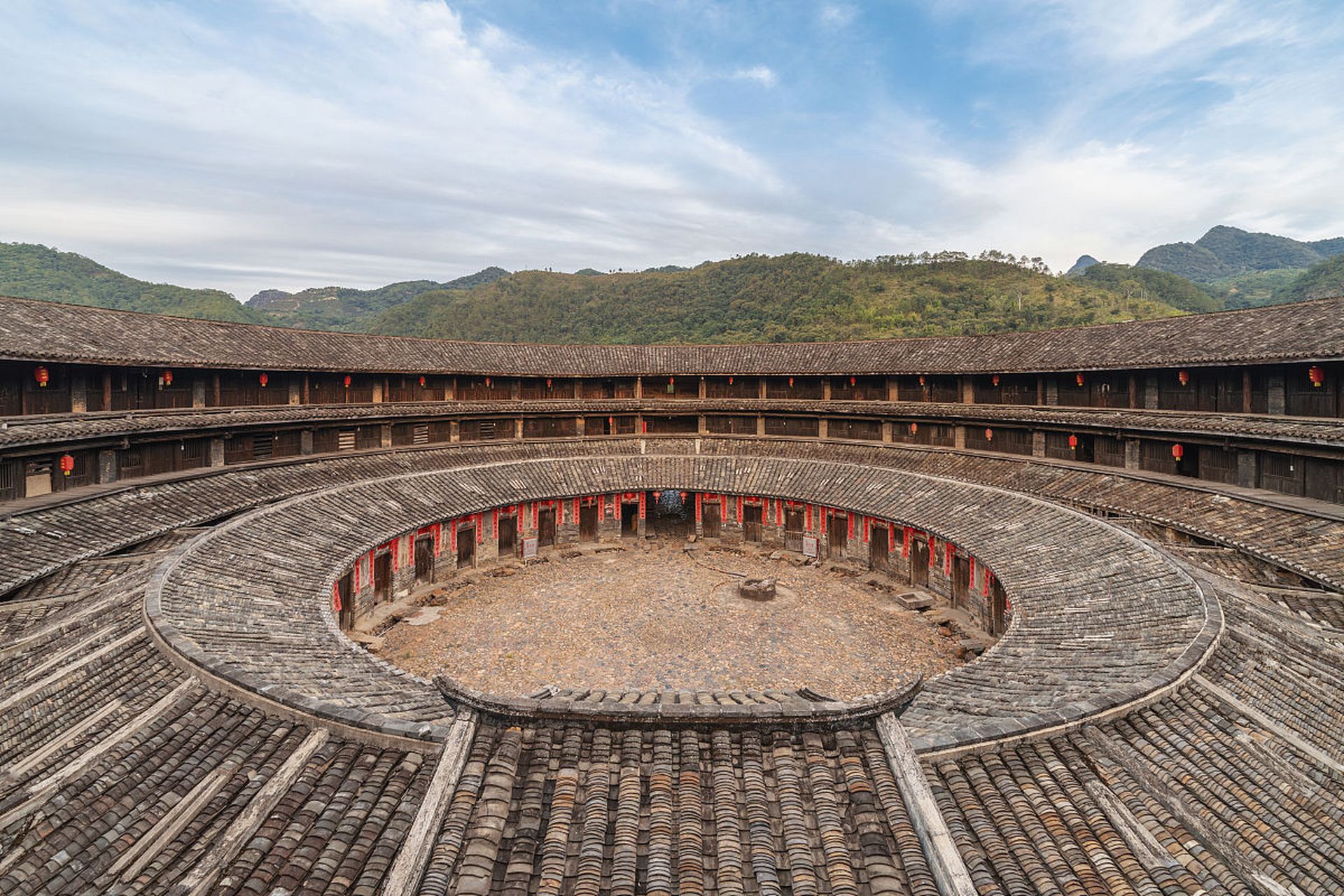 福建龙岩承启楼是客家圆土楼代表,被誉为"土楼之王",展示了客家文化