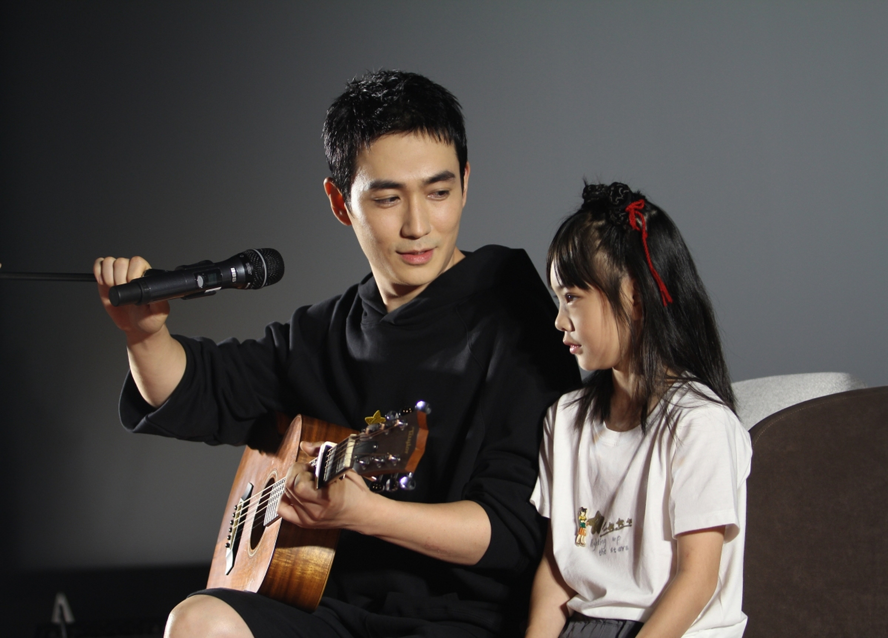 杨紫和朱一龙,竟然都会弹吉他[捂脸]!果然明星都是多才多艺的[嘻嘻]!