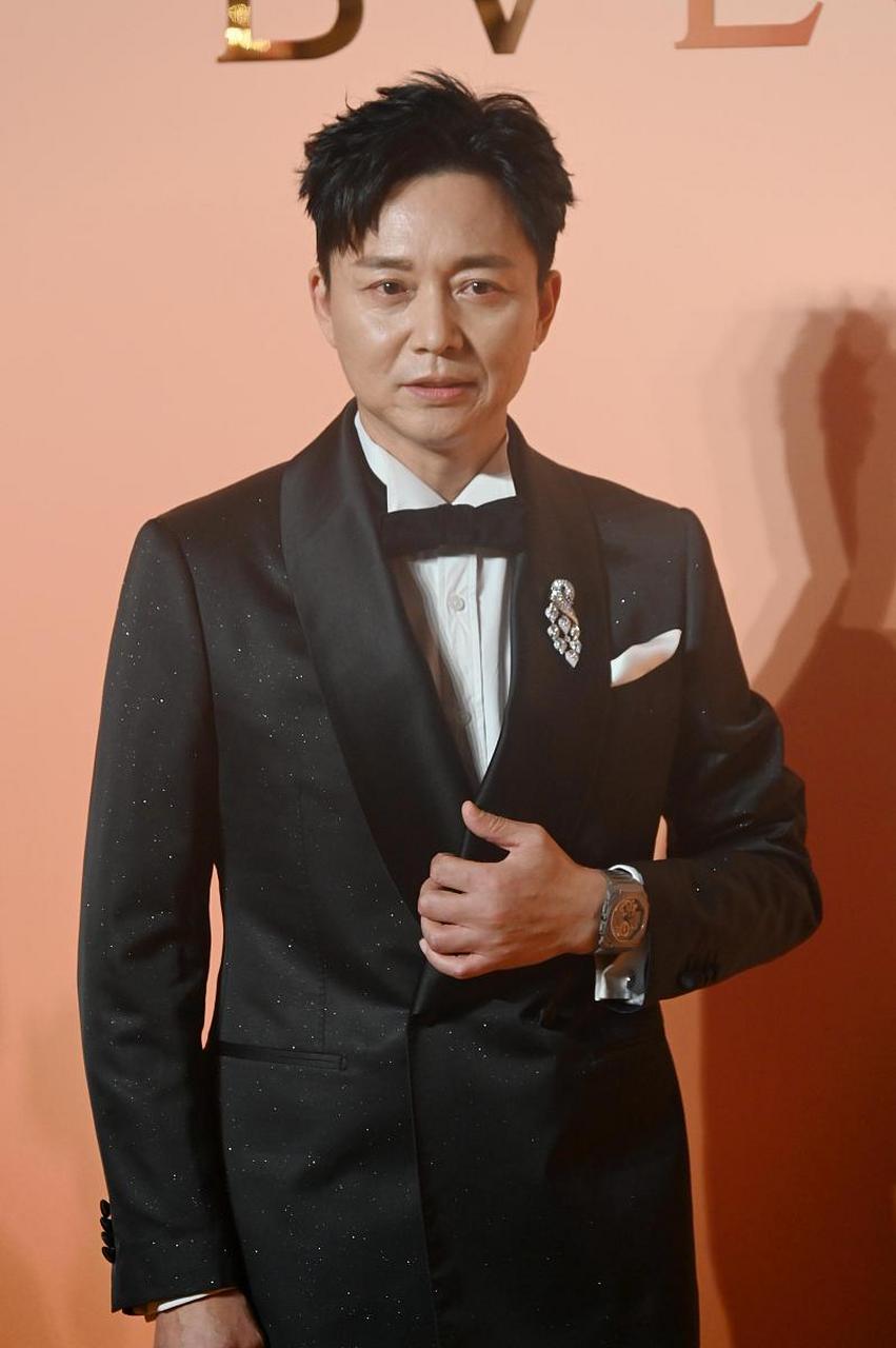 2001年,刘奕君的妻子嫌他整日不着家,还赚不到钱,铁了心要和他离婚