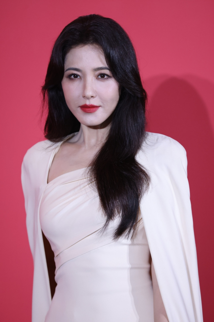 一次采访,袁泉说:"我在上大学那会儿非常自卑,因为我们班的女生曾 