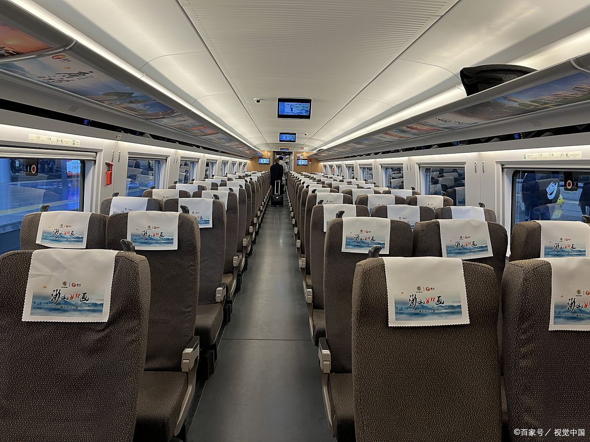 近日,铁路部门在京沪,京广,成渝高铁等部分复兴号动车组列车上设置了