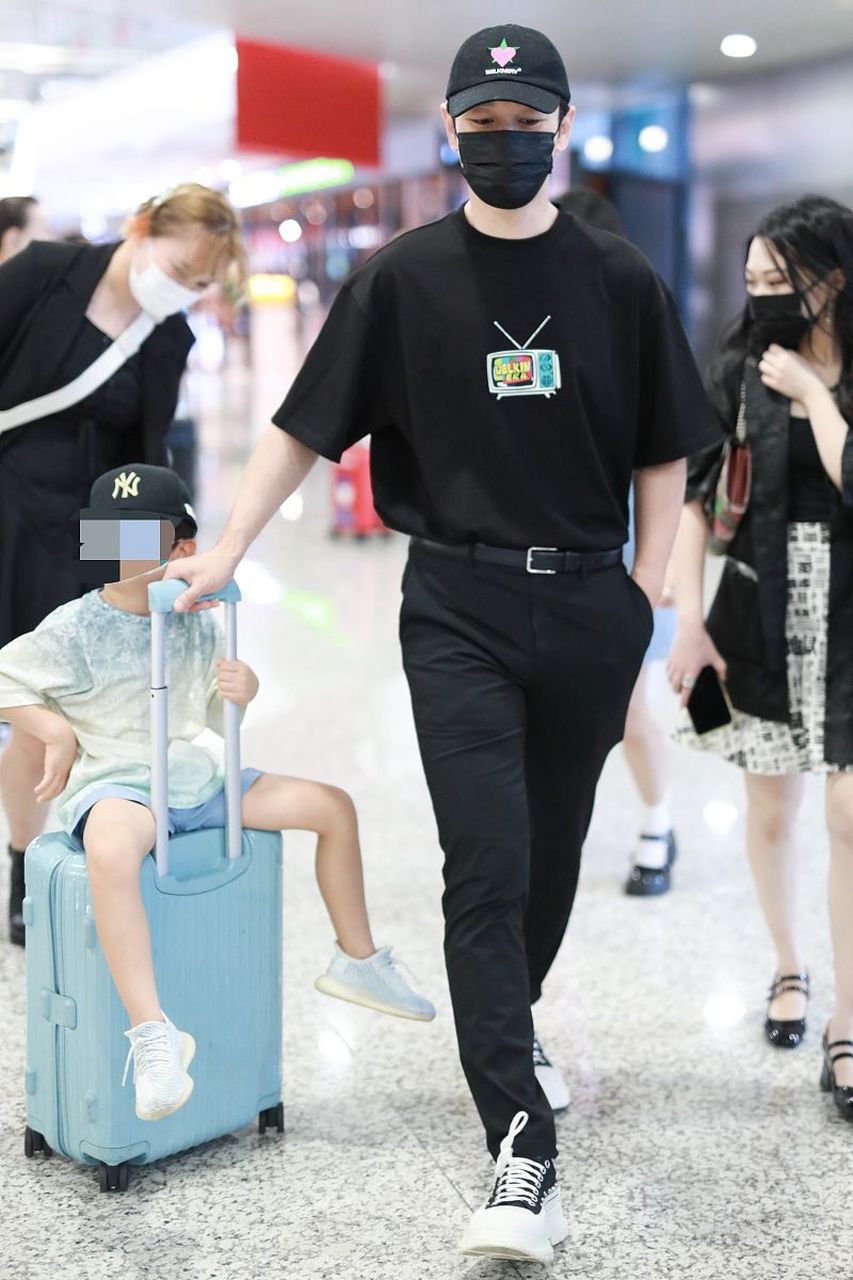 话说小海绵可是父母离婚后最幸福的小孩了,前几天跟妈妈飞国外游玩