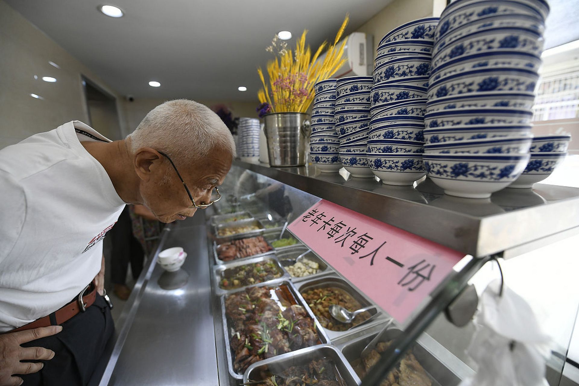 "一村一食堂",这个看似好心的项目,实际上存在很多问题  首先,很多