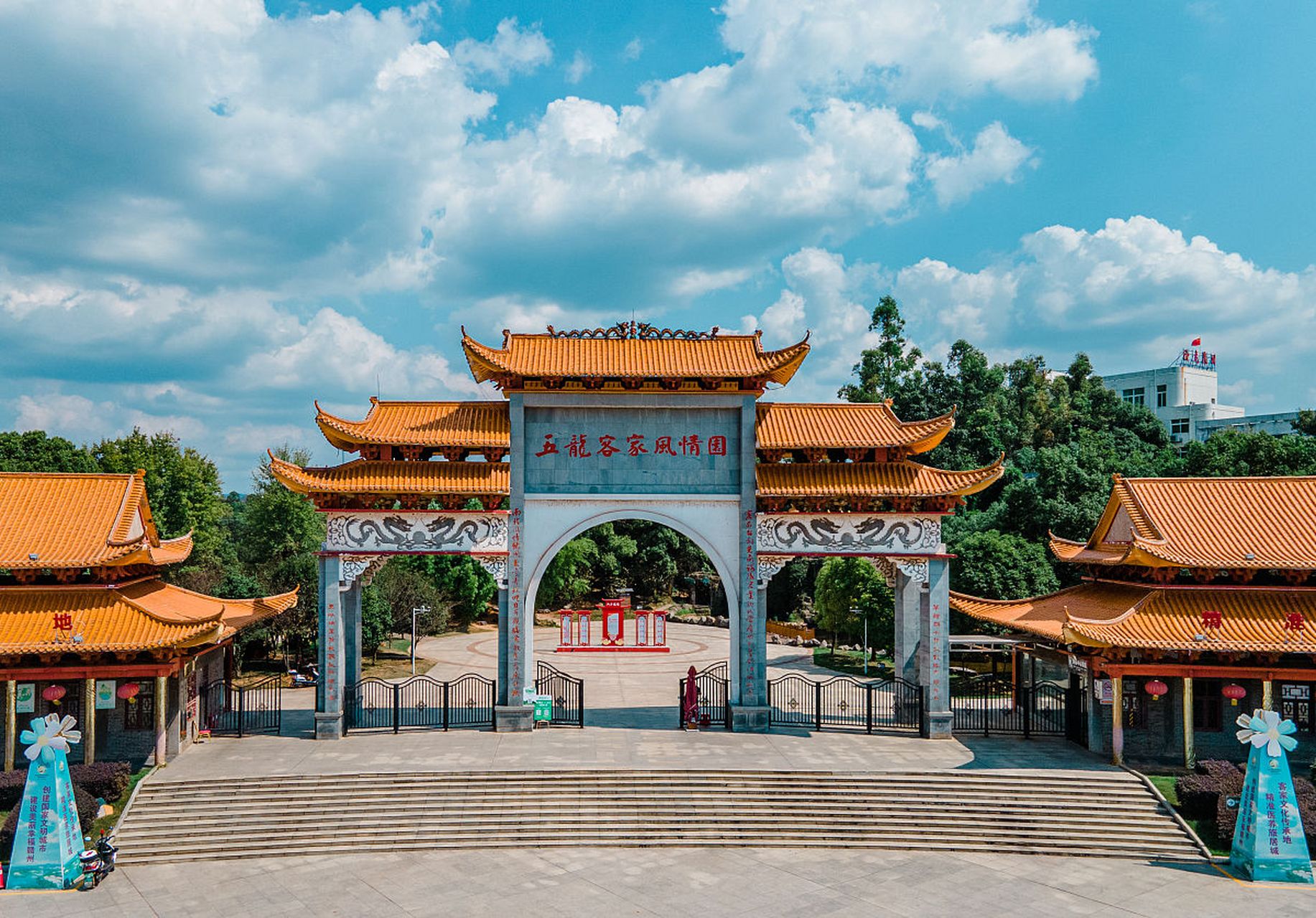 江西赣州拥有丰富的旅游景点,如赣州老城区和自然风光,以及特色美食如