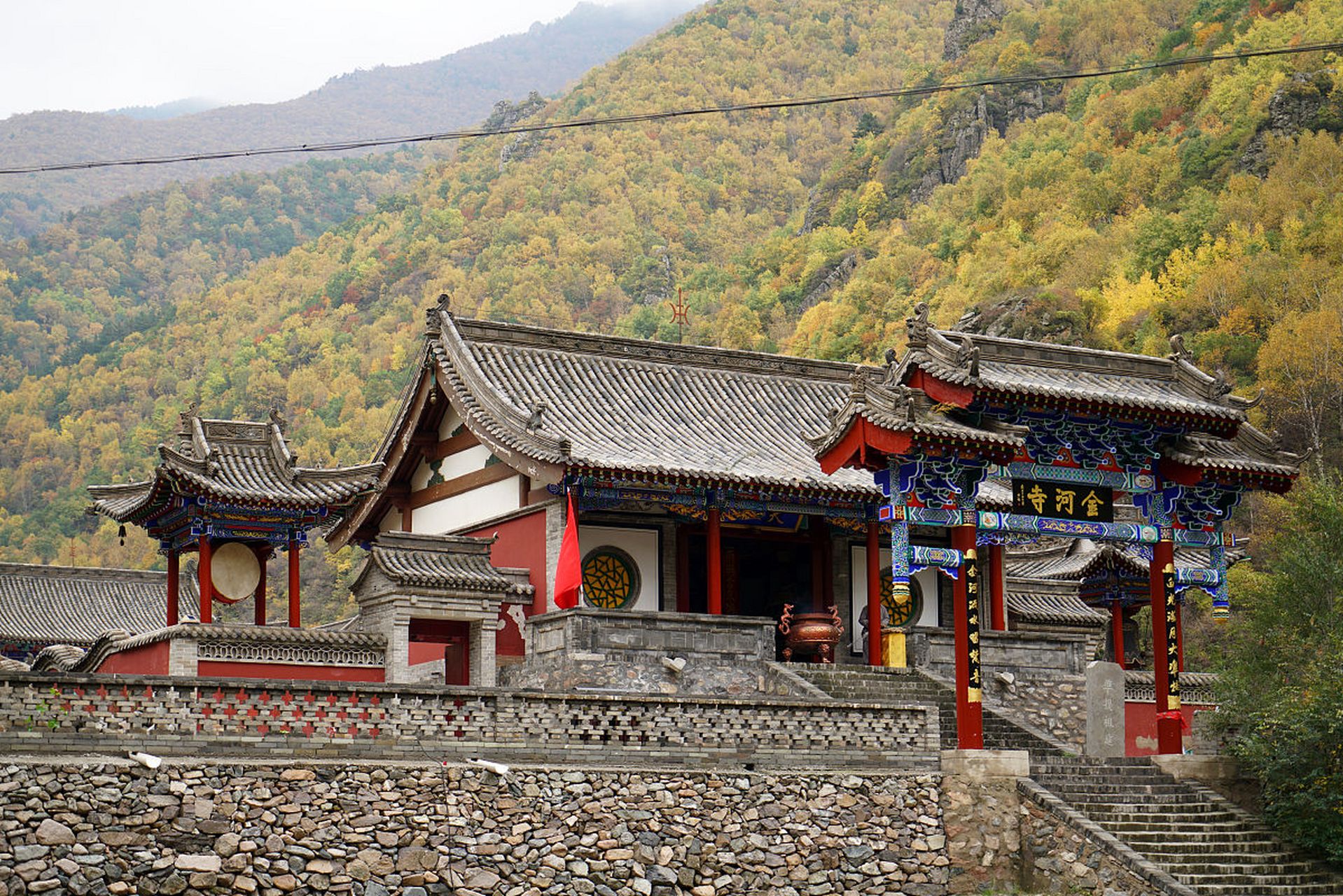 欢迎来到"金光闪闪"的小五台山金河景区!