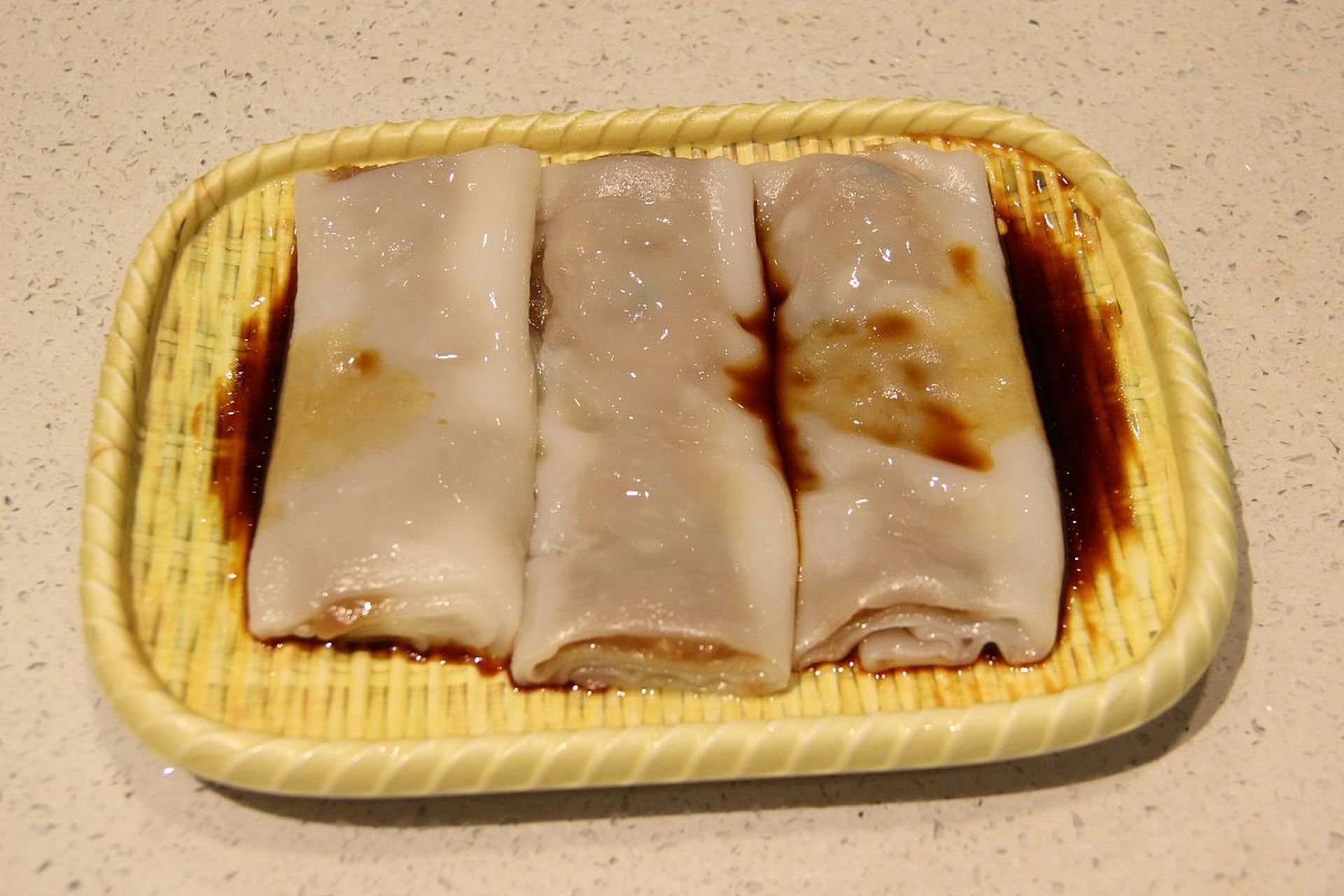 牛肉肠粉是广州老西关地区著名的传统小吃,以猪肠粉,新鲜牛肉和酱油为