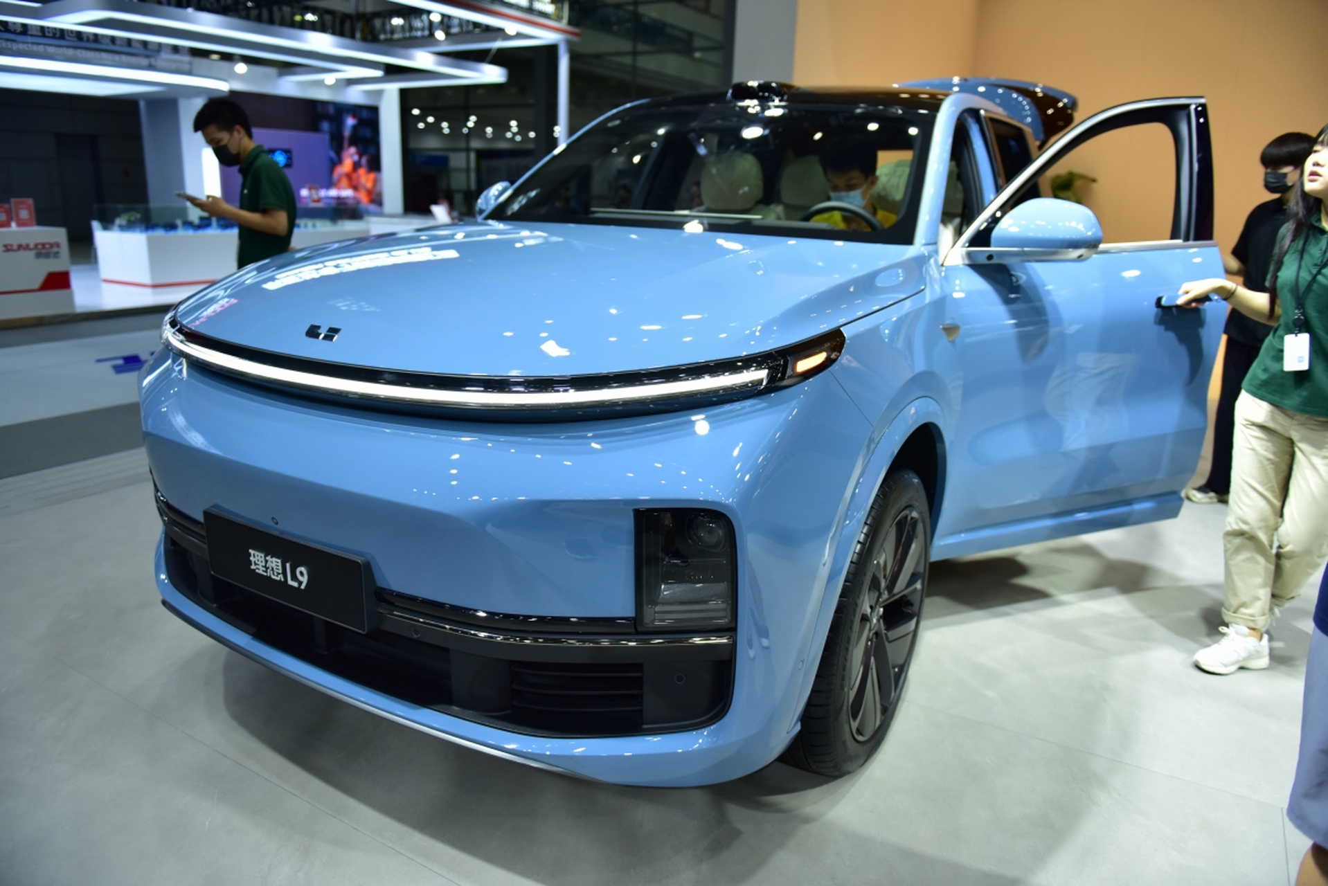 98万元的售价惊艳登场  理想汽车在六座suv l9车型上再下一城!