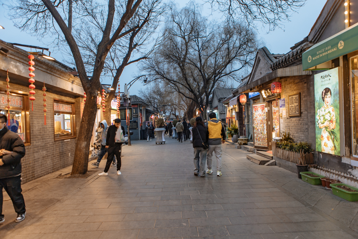 一条充满历史韵味与人文气息的老胡同,位于北京市西城区什刹海街道