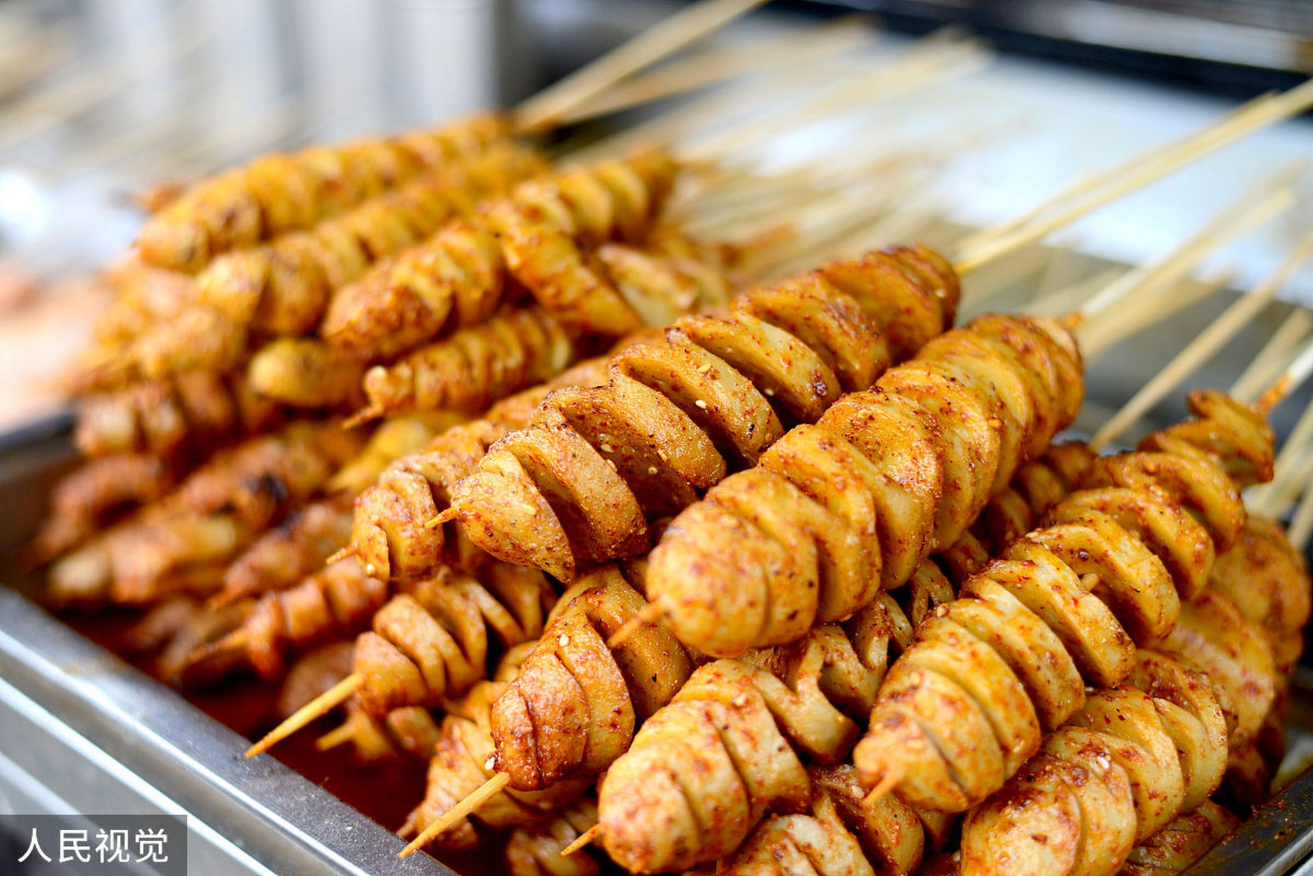 七夕爱情图鉴#  在家制作街头小吃烤面筋的做法:  选择新鲜的面筋.