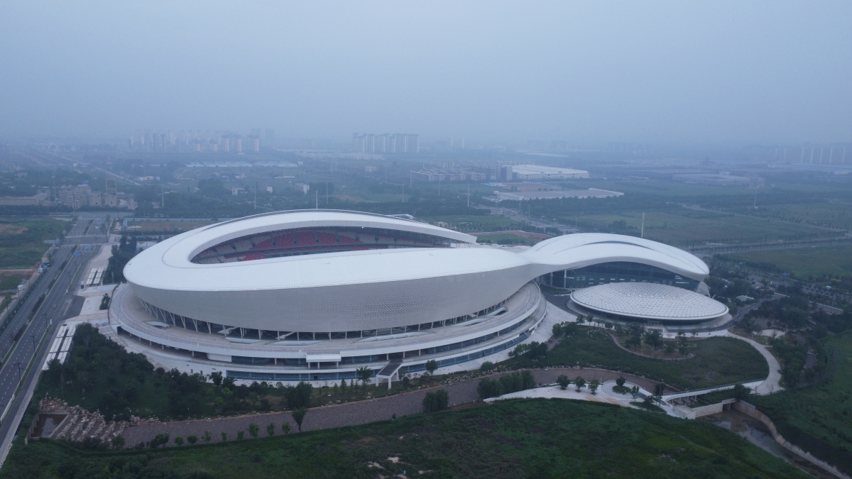 洛阳奥林匹克中心体育场可以容纳六万人.