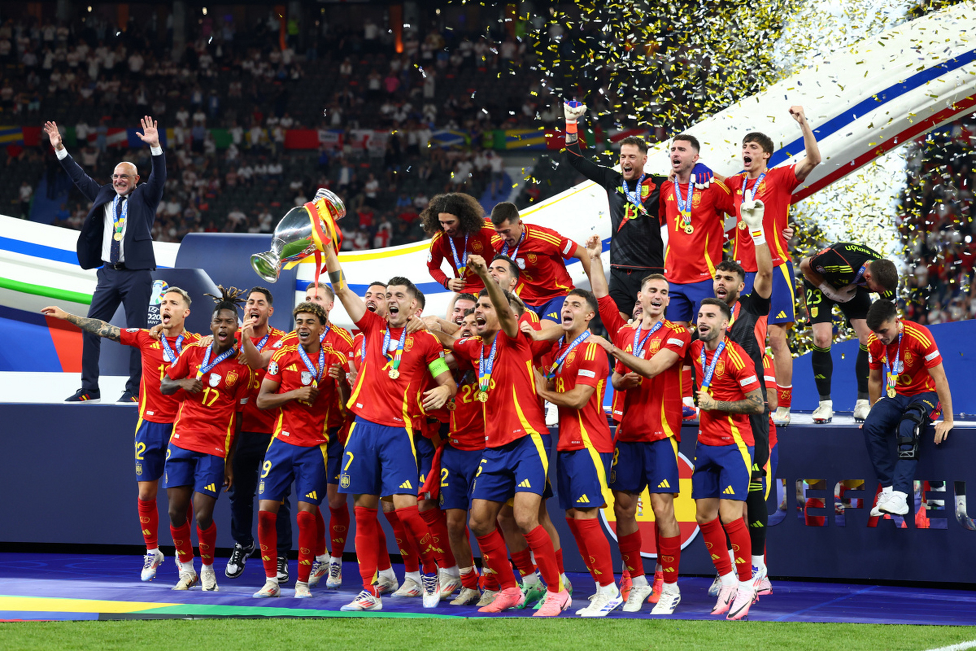 西班牙2:1绝杀英格兰!时隔12年再夺欧洲杯冠军!