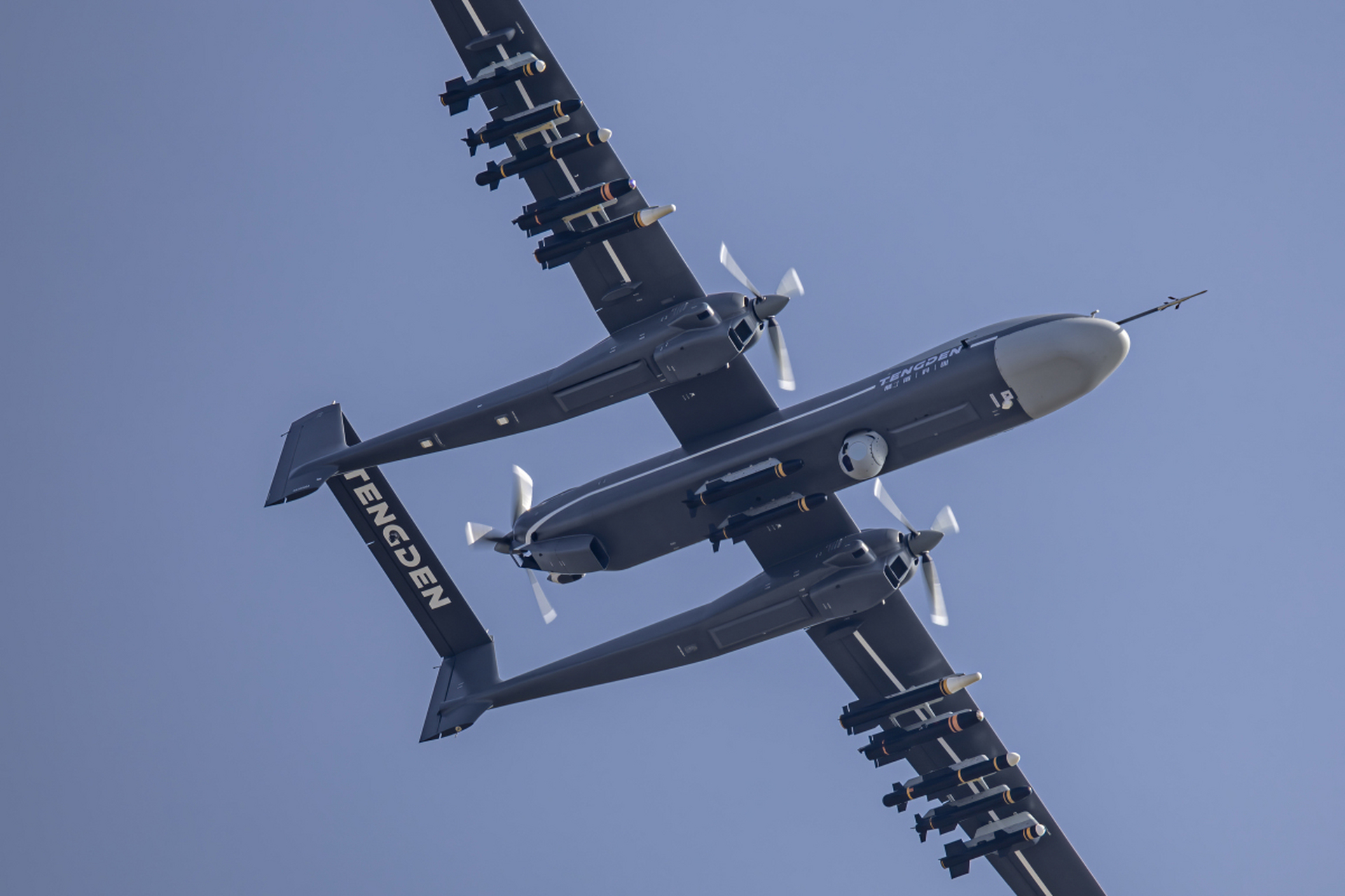 据报道,近日解放军最大的无人攻击机——tb001"双尾蝎"挂弹绕台,褪北