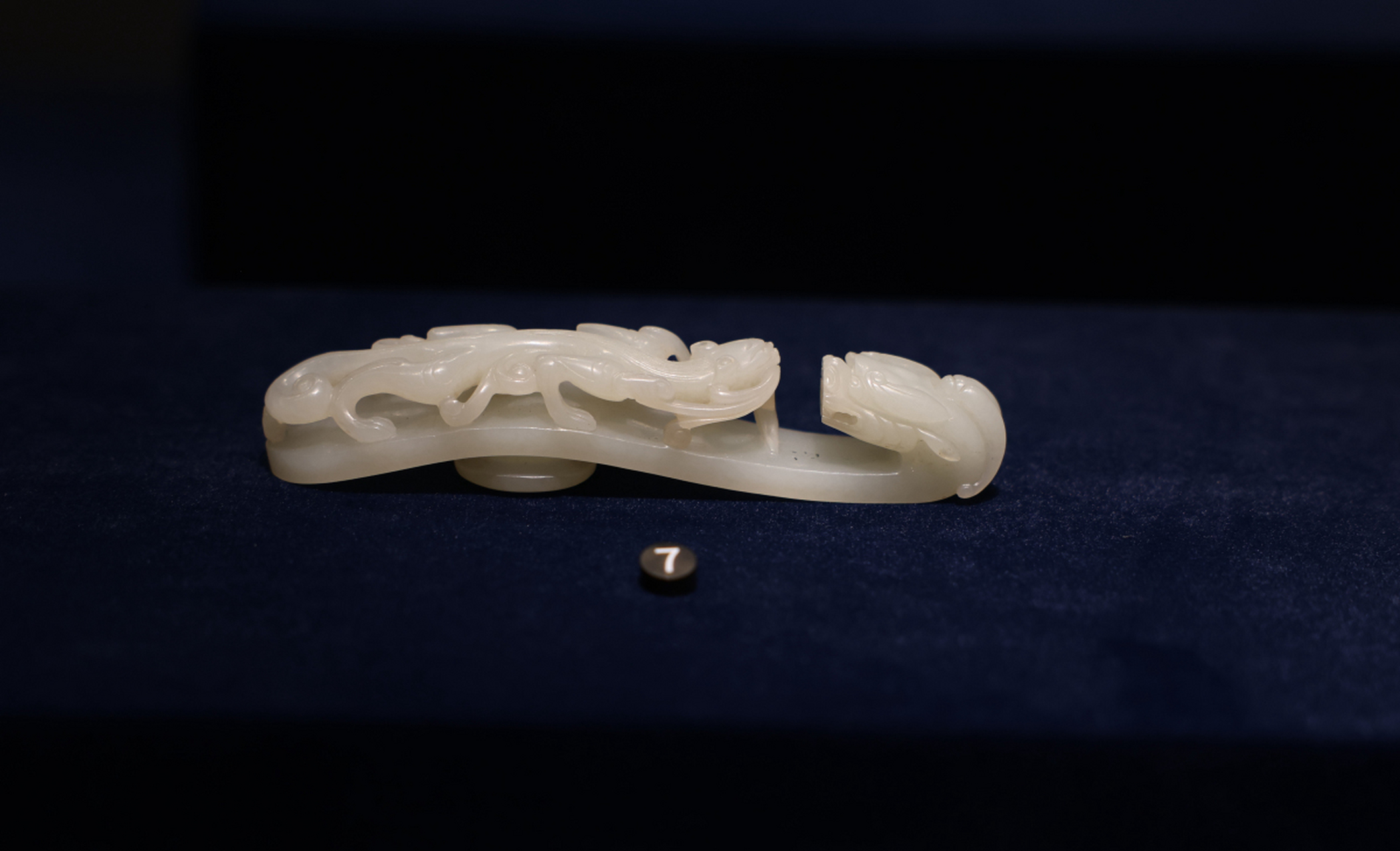 在这个充满选择的时代,女生佩戴玉猪龙手镯是一种独特的时尚表达.[原