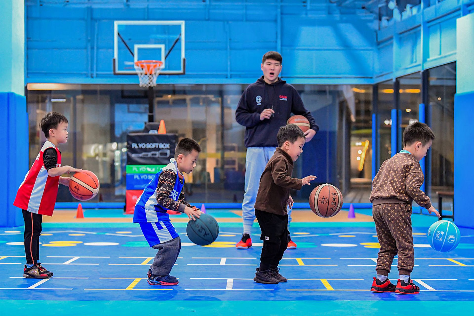 "在重庆,一家名为强盛体育的篮球培训机构资金链断裂,濒临破产,2000