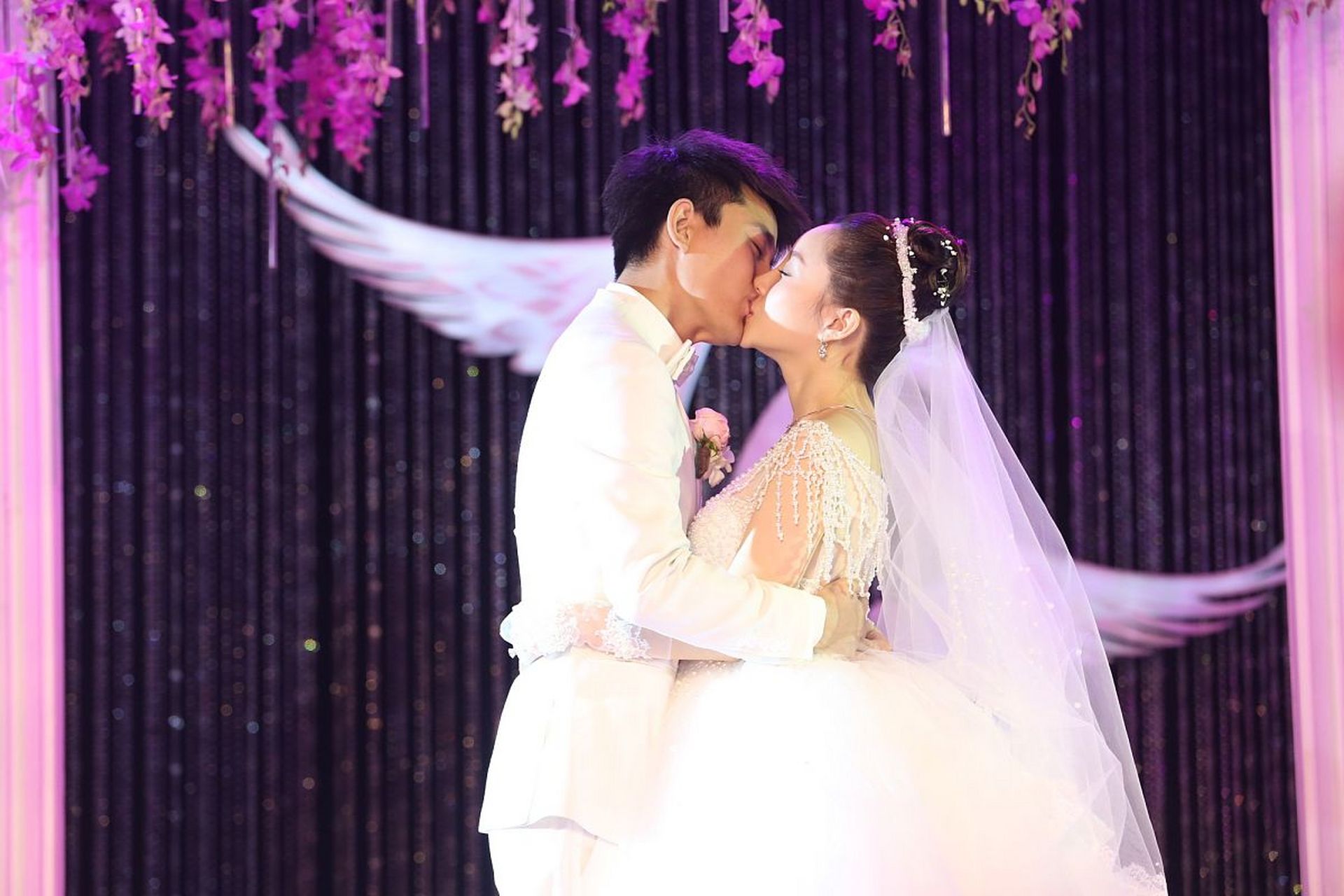 在那场盛大的婚礼上,李承铉的表现令人印象深刻.