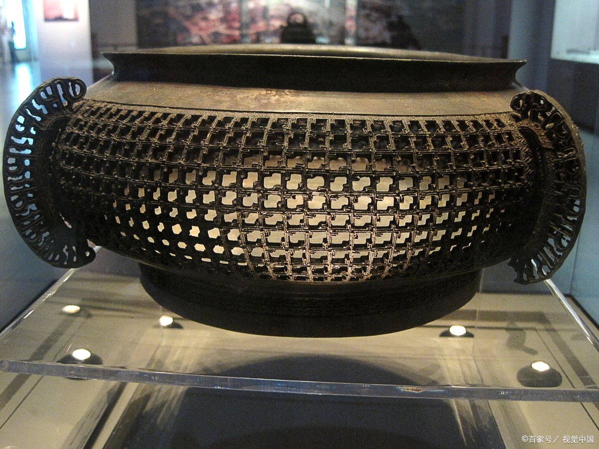 黄钟瓦缶:黄钟是古代打击乐器,是乐器中音律最和谐,声音最宏亮的;瓦缶