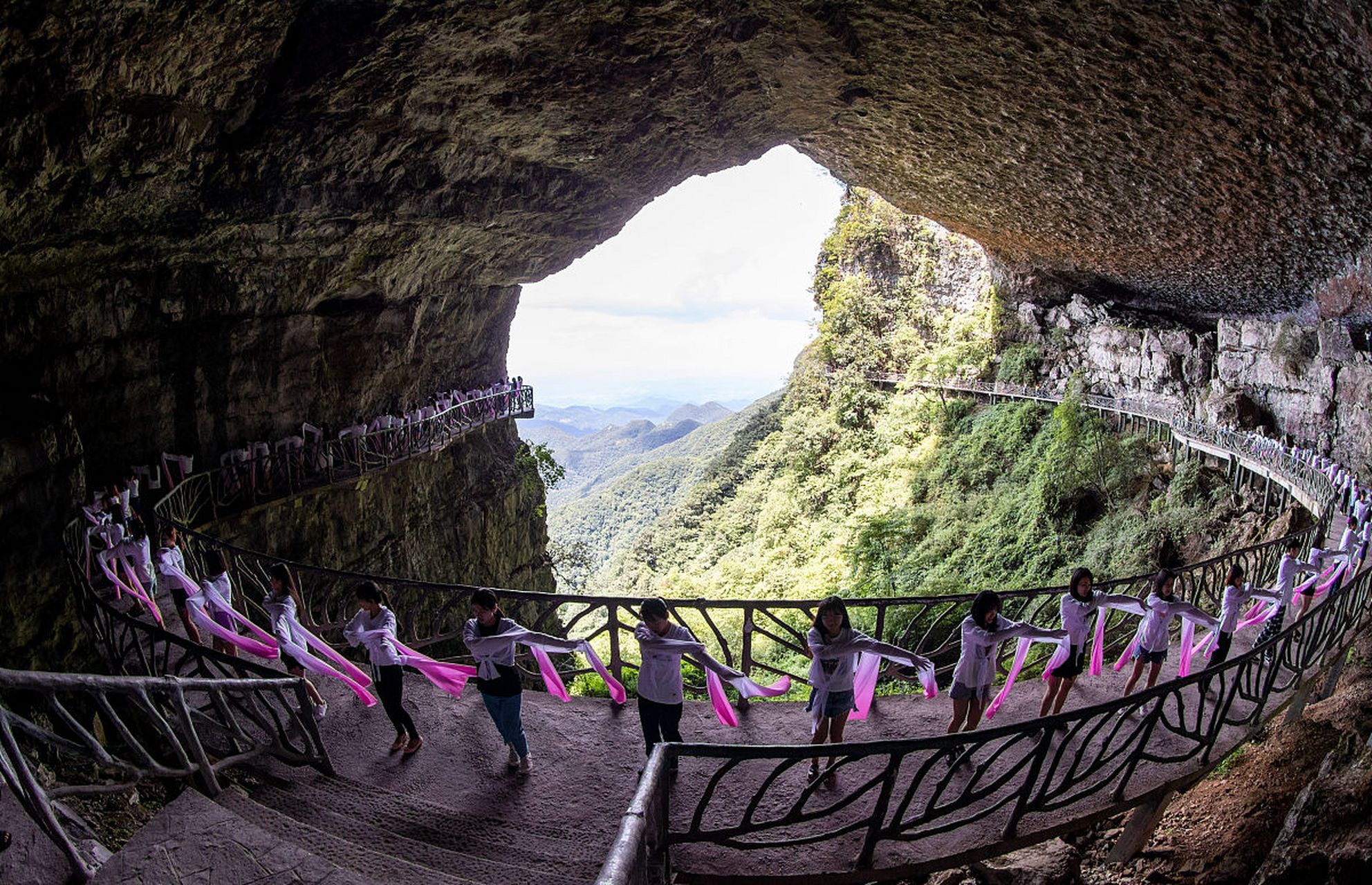 黔江芭拉胡景区拥有独特的地质景观和浓郁的土家风情.