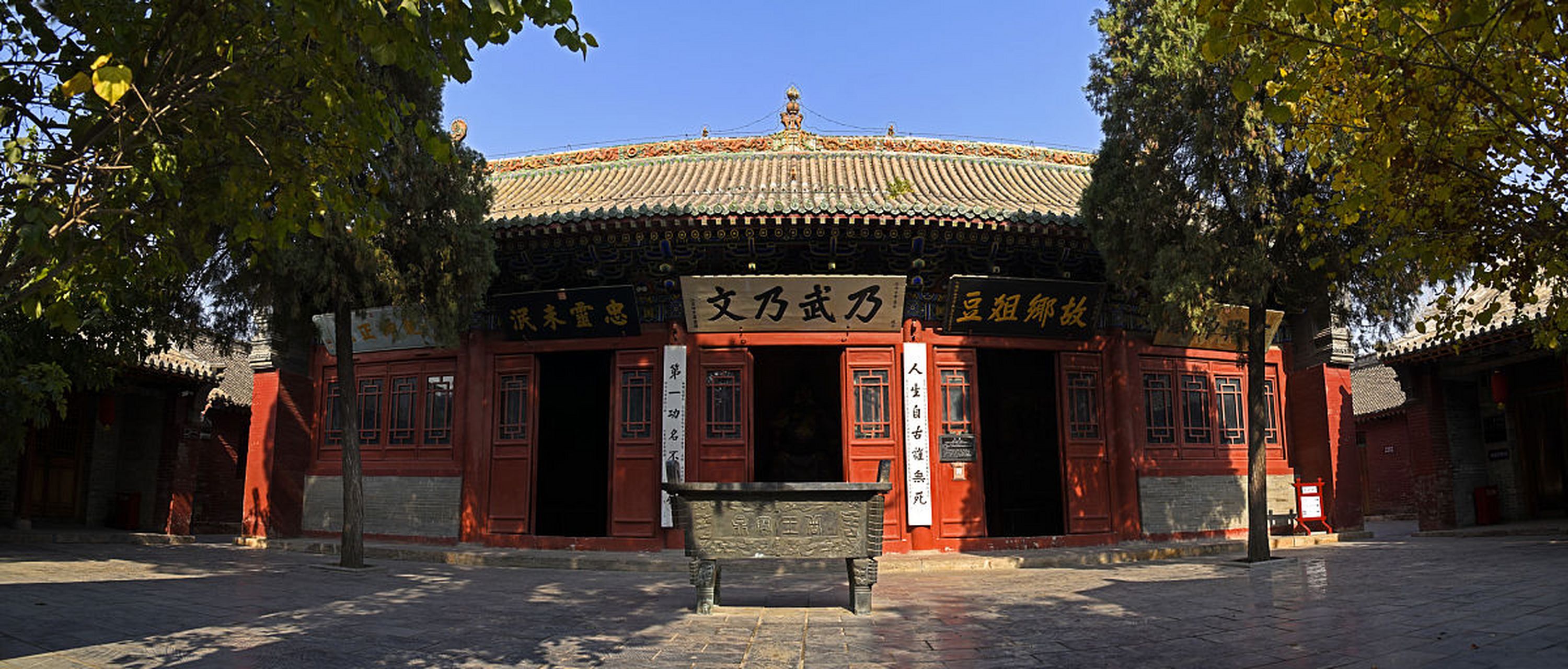 亦被尊称为宋岳忠武王庙,精忠庙,坐落在河南省安阳市汤阴县岳庙街86号