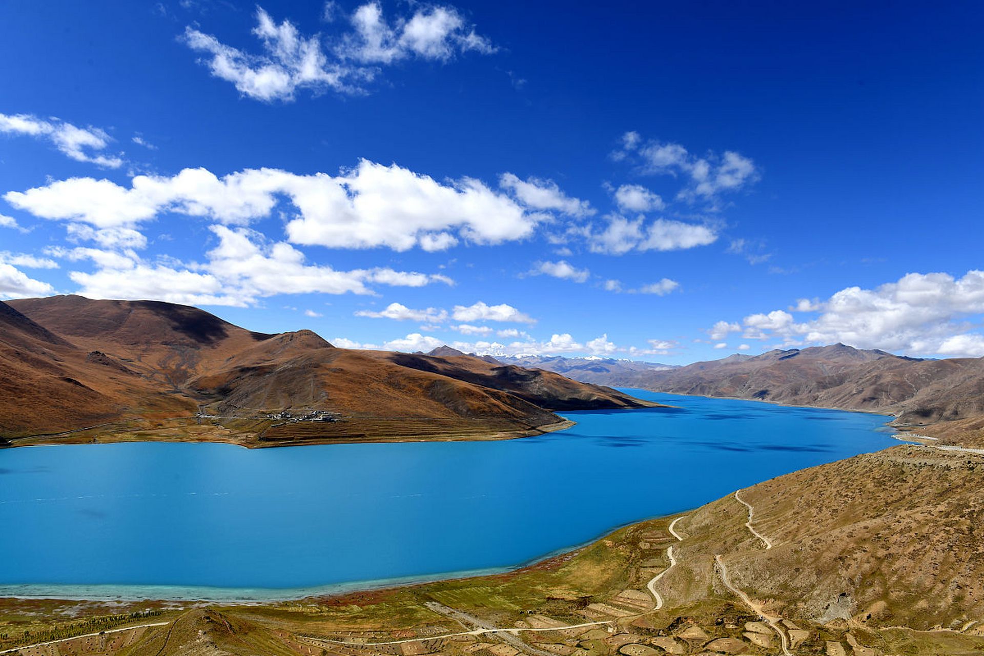 位于西藏自治区山南市贡嘎县, 羊卓雍措叉口较多,像珊瑚枝一般,因此它