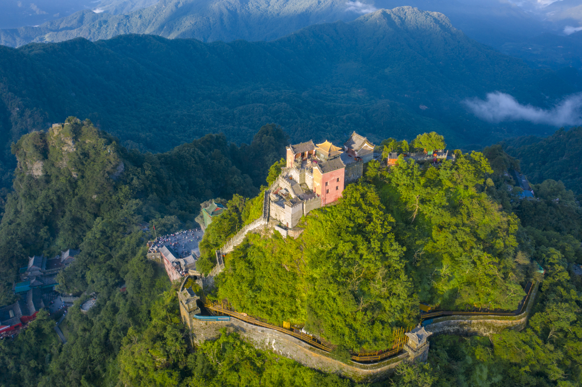 武当山,一座融合了道教文化和太极拳精髓的圣地.