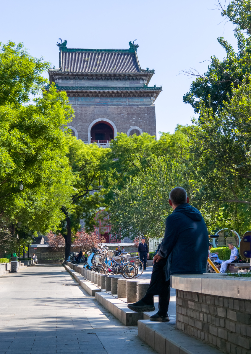 站在鼓楼前广场上,首先映入眼帘的是一座高大挺拔,气势雄伟的木质建筑