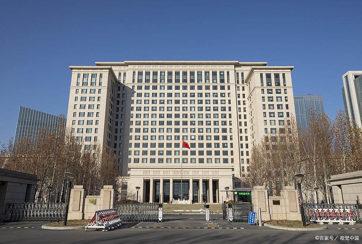 养不起了?财政的压力太大,教师,医生,公务员谁最应该被优化?