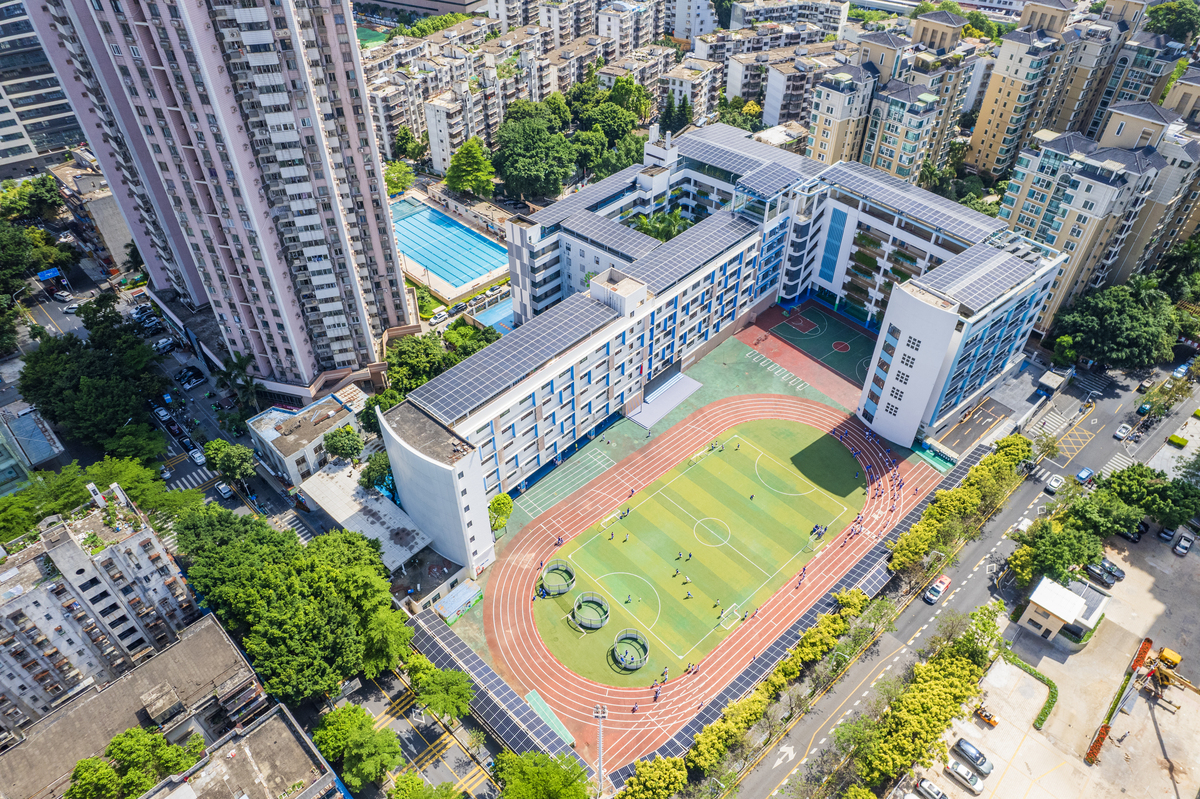 你走进中西部随便一个县城中学,办公室里坐着的女教师八成是两种人