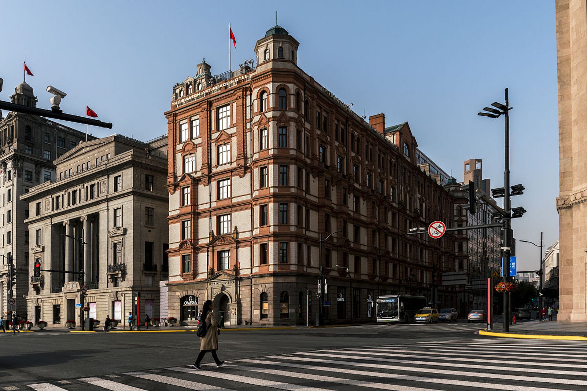 上海外滩街道:繁华之都的一片独特景致,上海外滩街道,位于黄浦江畔,是