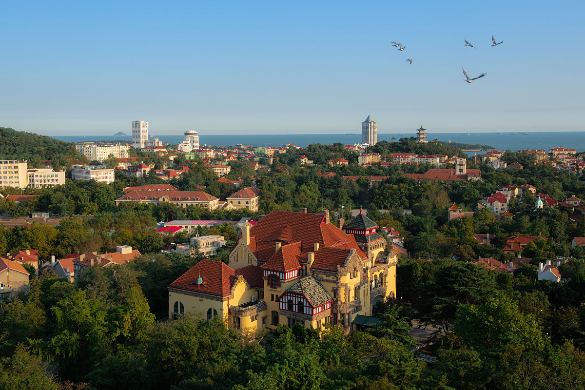 想要俯瞰青岛的美景,感受青岛的魅力,登上信号山是最好的选择.