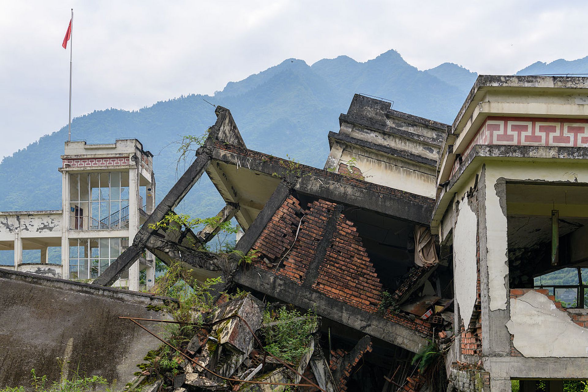 湖北汉川一350平米楼房坍塌  湖北汉川一楼房坍塌,幸未造成人员伤亡.