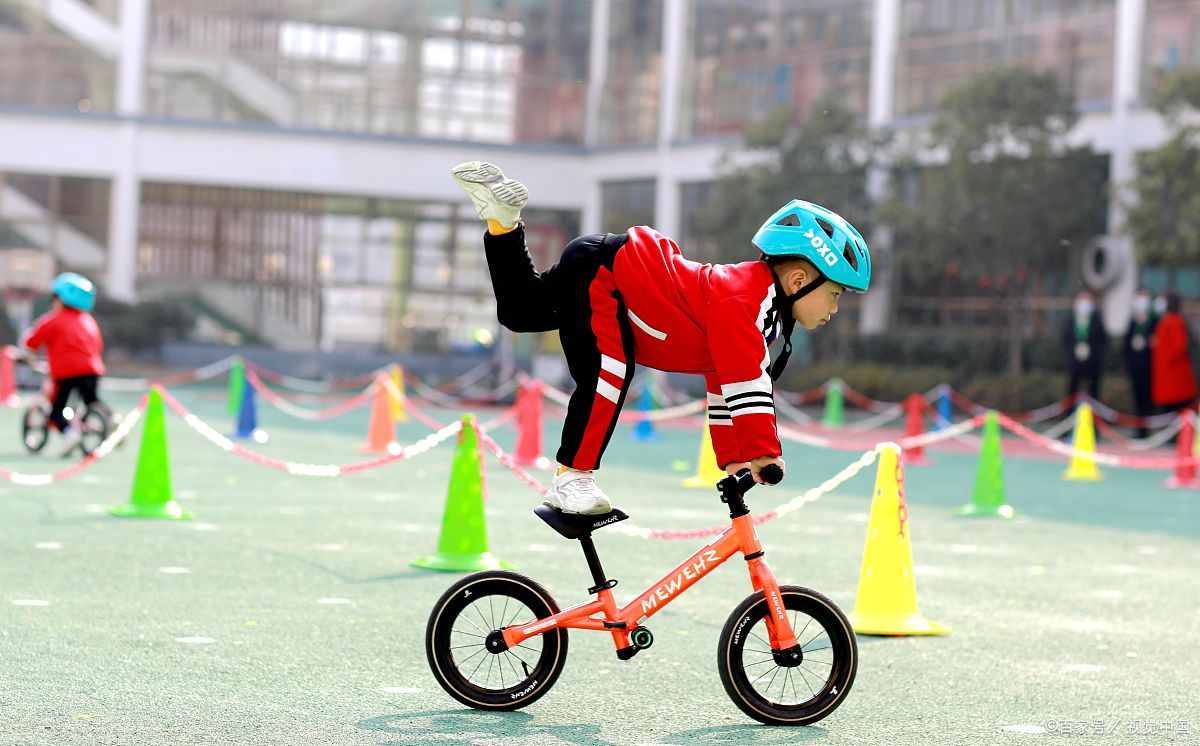 平衡车作为儿童早期运动训练的重要工具,对于提升孩子的平衡能力和