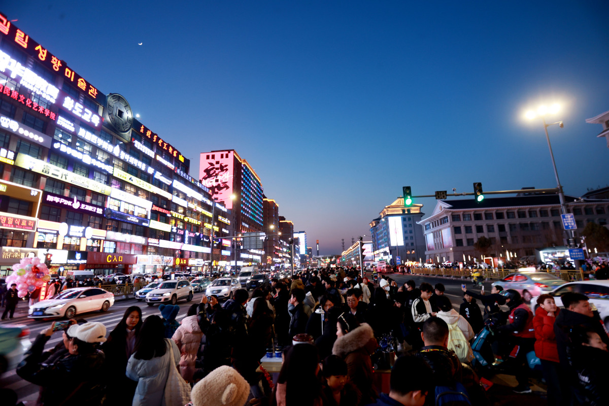 武汉最大的夜市步行街图片