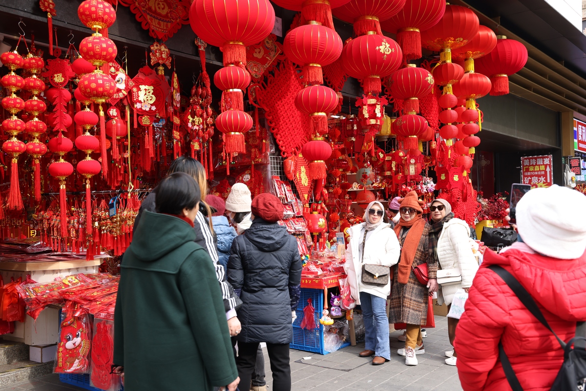 大年初六,晨光初破晓,街巷渐醒.家家户户门前灯笼犹红,鞭炮声渐稀