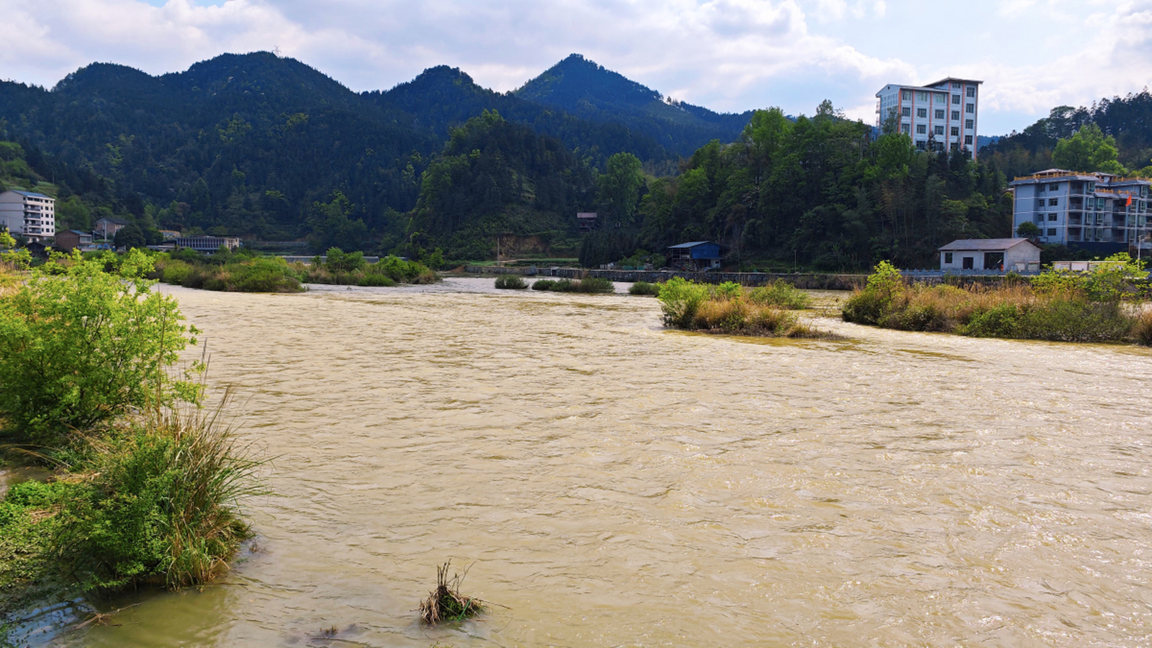《泊船瓜洲》 宋-王安石  京口瓜洲一水间, 钟山只隔数重山.