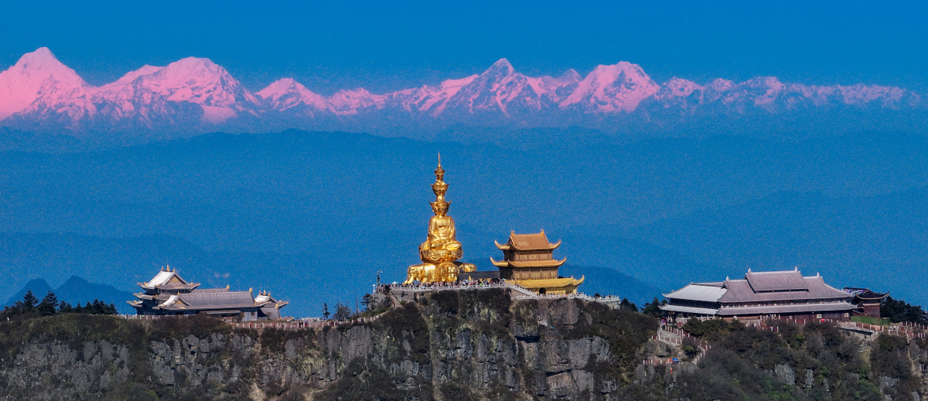 峨眉山:金顶之上,云海翻腾.