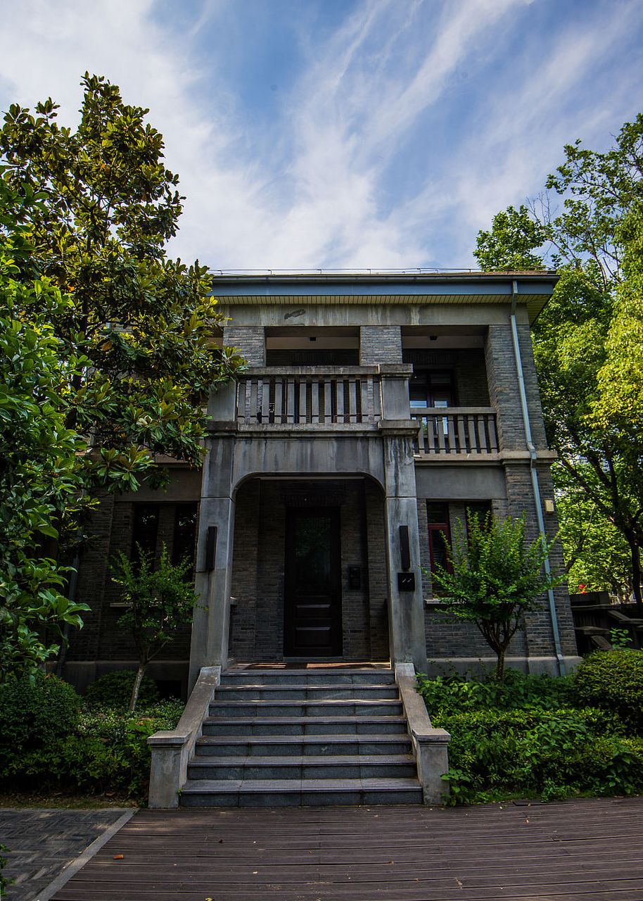 汤恩伯旧居位于珞珈路5号,建于1935年,是一座西方现代建筑风格的建筑.